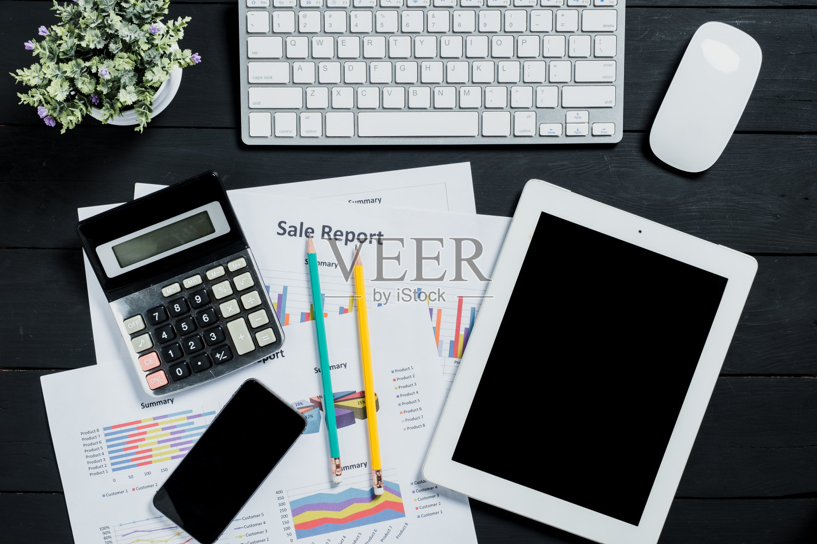 办公用品,键盘,鼠标,智能手机,铅笔,计算器,平板电脑和商务文档。俯视图,平放