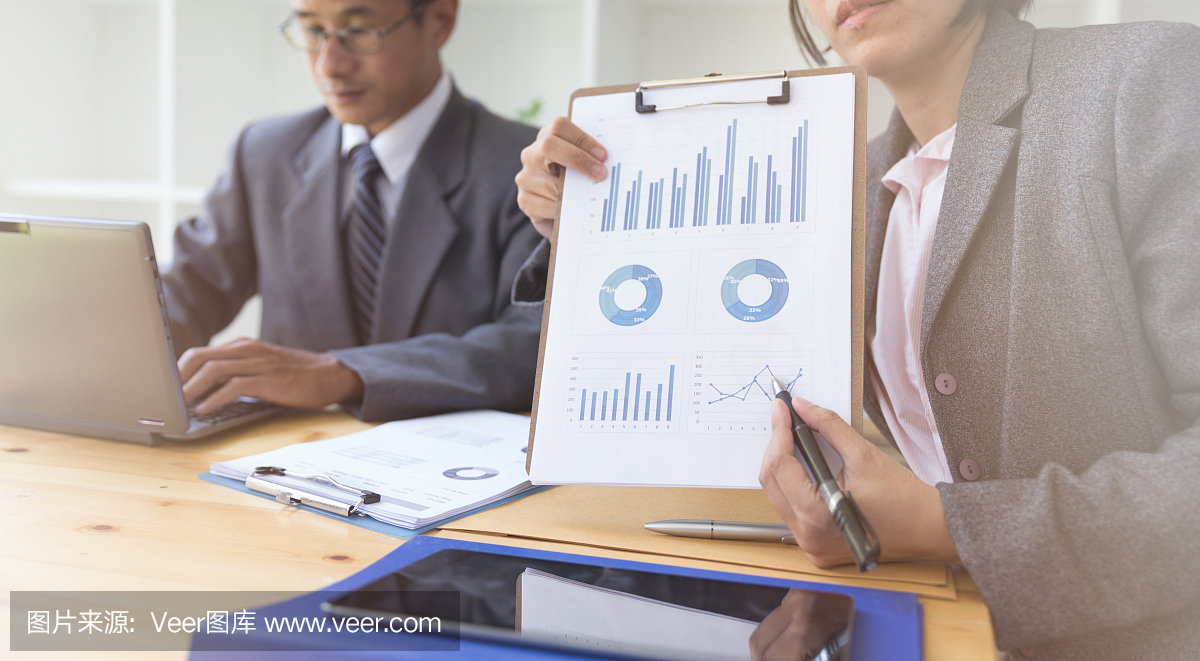 商务人员出席专业投资者的创业项目。财务经理会议和讨论分析数据的图表和图表显示的结果。企业财务和营销理念