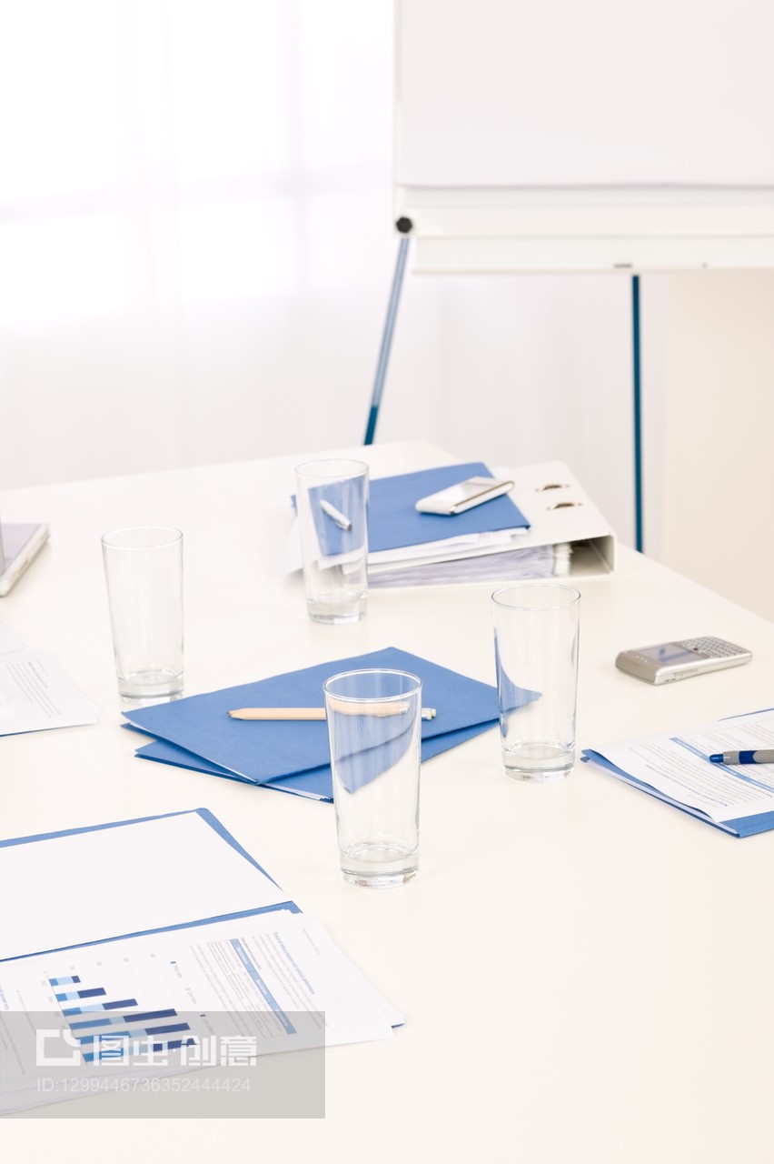 商务会议前 桌上办公用品的精细准备与销售策略