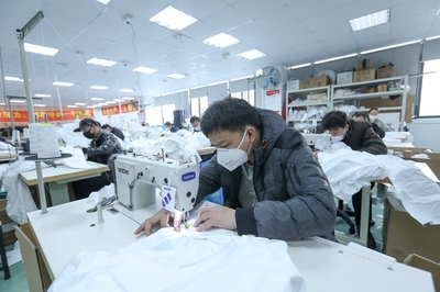 防护服紧缺?这家企业仅用了5天时间转产防护服,日产量已达9000件